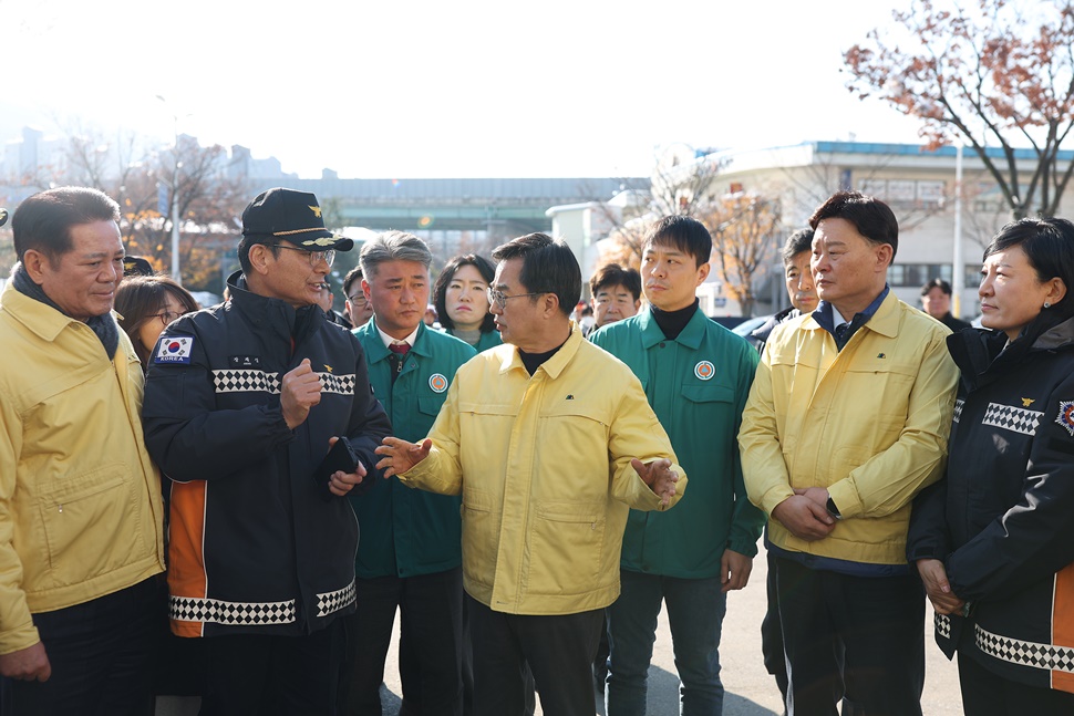 29일 오전 김동연 경기도지사가 경기도의회 최종현(더불어민주당) 대표의원, 김정호(국민의힘) 대표의원과 안양지역 도의원 등과 함께 안양농수산물도매시장에 방문해 폭설 피해현장 확인 및 점검, 현황청취를 하고 있다.