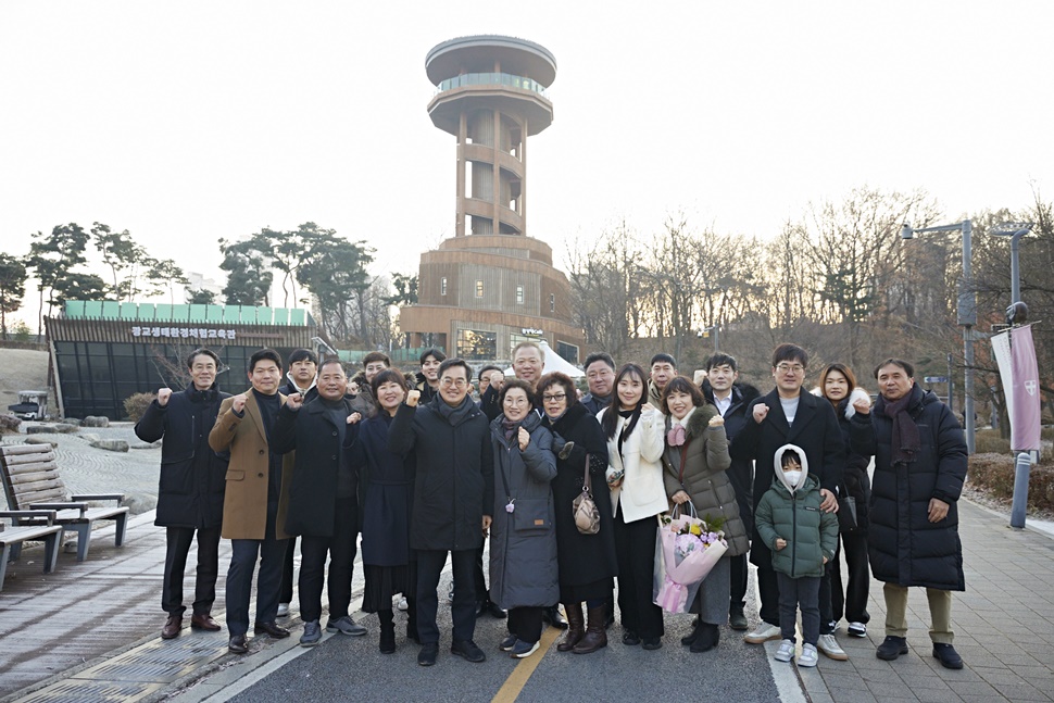 2일 오전 광교호수공원에서 김동연 경기도지사가 2024년 분야별 의인 등 20여 명과 함께 2025년 새해 다짐 해돋이 행사를 갖고, 단체사진을 찍고 있다.
