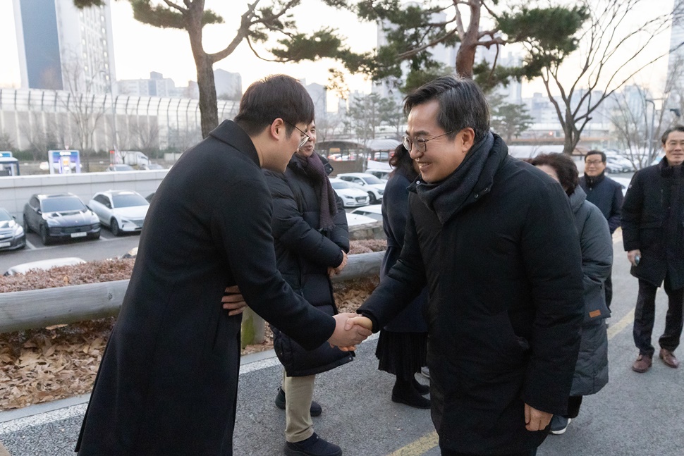 김동연 경기도지사가 참석한 의인들과 인사를 나누고 있다.