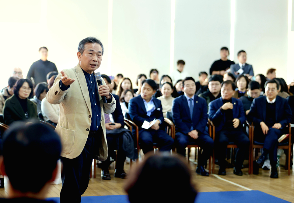 이날 진행된 명사 특강은 아침편지문화재단의 이사장이자 작가로 활약하고 있는 고도원 이사장이 ‘책이 나를 만들었다, 책이 나를 만든다’라는 주제로 진행했다.