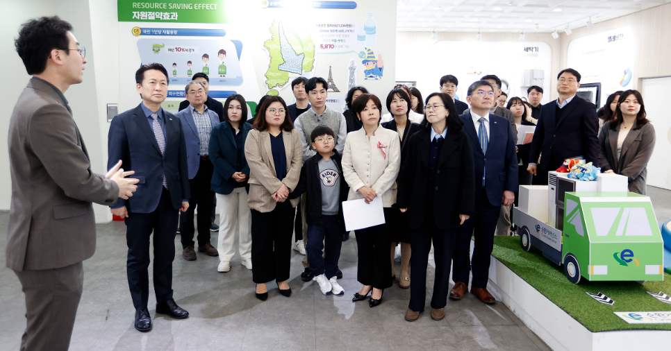 경기도는 이날 신규 도입된 ‘폐가전제품 재활용’ 활동뿐만 아니라 5개 신규 활동을 추가하여 도민 참여를 활성화할 계획이라고 밝혔다. 사진은 고영인 경제부지사를 비롯한 내빈들이 폐가전제품을 재활용하는 수도권자원순환센터의 홍보관을 둘러보는 모습.