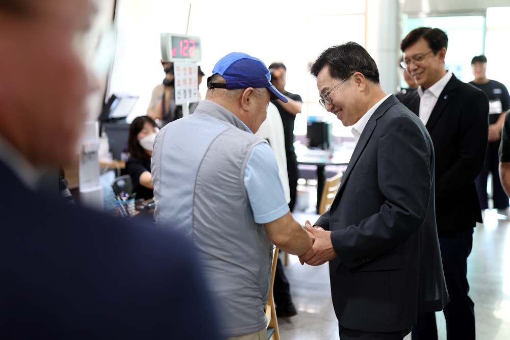 김동연 경기도지사는 ‘민생회복 소비쿠폰’ 신청 첫날인 21일 수원시 영통구 원천동 행정복지센터를 방문해 발급 상황을 점검하고 현장의 목소리를 들었다.