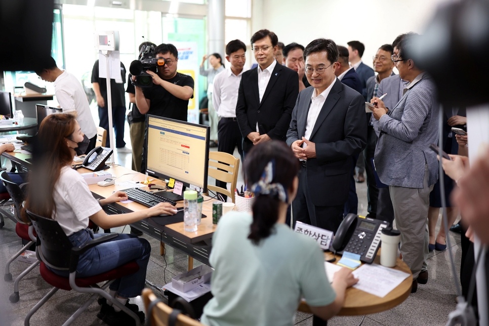 이날 김동연 지사는 행정복지센터 창구 직원들을 격려하면서 “민생회복 소비쿠폰은 취지가 소비 진작을 위한 것이고 소상공인 자영업자를 살리기 위한 것이기 때문에 한 분도 빠짐없이 다 이용해주시길 바란다”고 말했다.