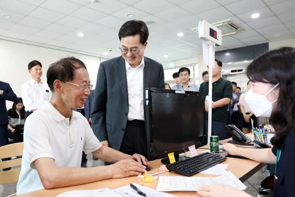 김동연 경기도지사는 첫날 현장과 관련해서 “민생회복 소비쿠폰 지급 준비 상황을 점검하러 왔는데 아주 준비가 잘 되어 있고 주민들께도 공지가 잘 되어 있어 기쁘다. 지역사랑상품권이나 또는 직불카드, 신용카드 등으로 쓸 수 있는데 주민들께서 잘 활용하셨으면 좋겠다”고 말하기도 했다
