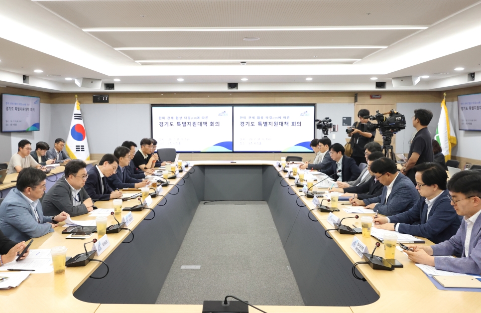 이날 경기도는 관세협상 타결로 불확실성은 해소되었으나 시장 개방에 따른 여파로 피해가 예상되는 경기도 중소기업을 대상으로 ‘특별경영자금’ 500억 원을 추가로 지원하기로 결정했다. 