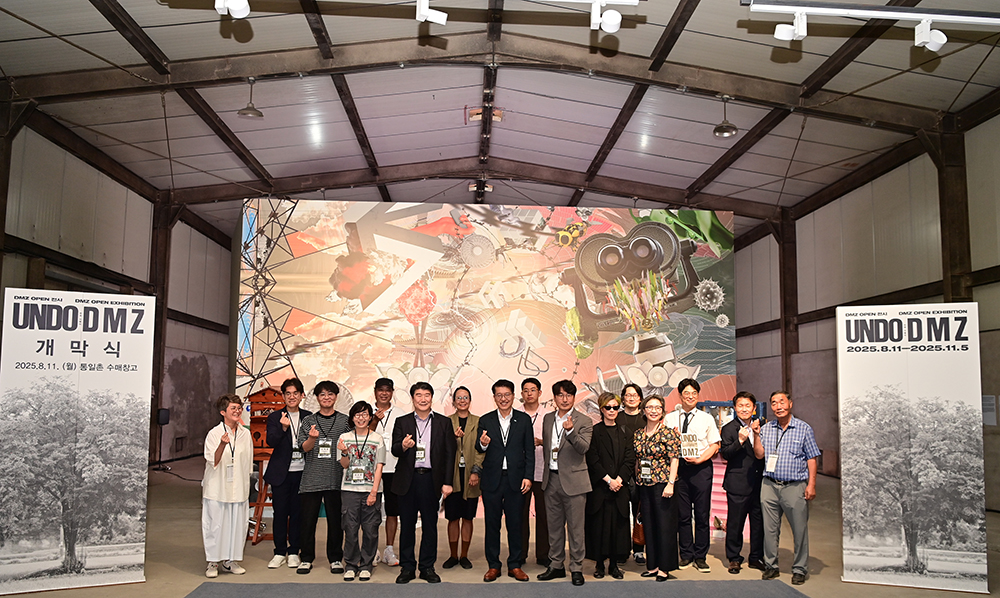 DMZ OPEN 전시 ‘언두 디엠지(UNDO DMZ)’는 DMZ의 재야생화(Rewilding), 비인간(Non-human), 순환(Regeneration)의 세 가지의 소주제를 담고 있으며, 총 10명 작가의 23점 작품을 만나볼 수 있습니다.