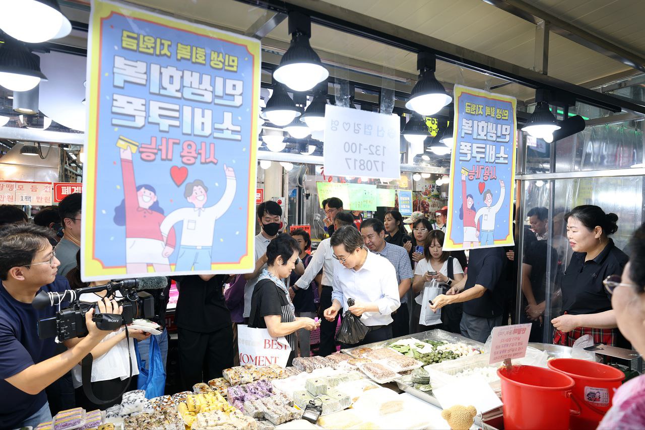 김동연 경기도지사는 평택 통복시장에서 상인들의 이야기를 경청하며 ‘민생경제 현장투어’ 마지막 공식 일정을 마무리했다.