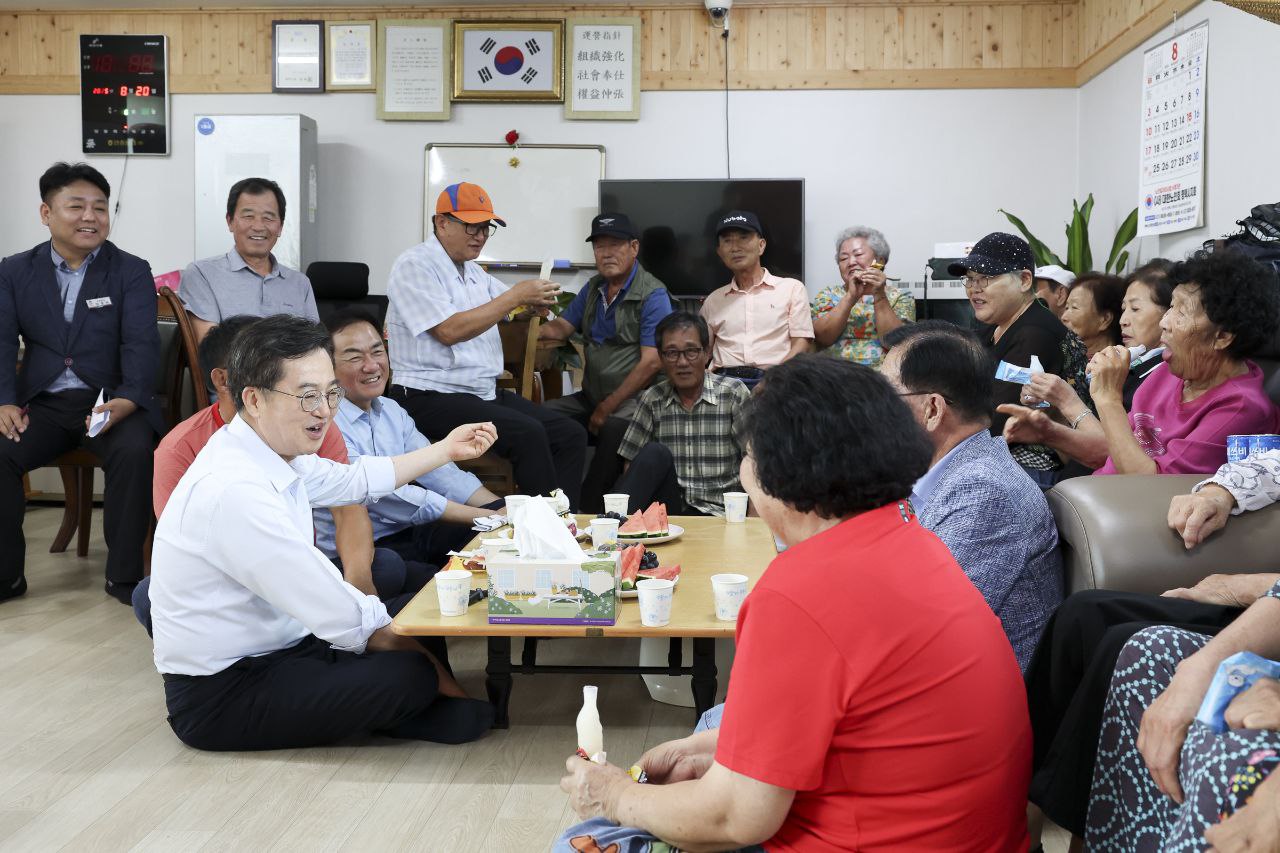김동연 경기도지사가 포승읍 내기1리 무더위 쉼터에서 어르신들과 이야기를 나누고 있다.