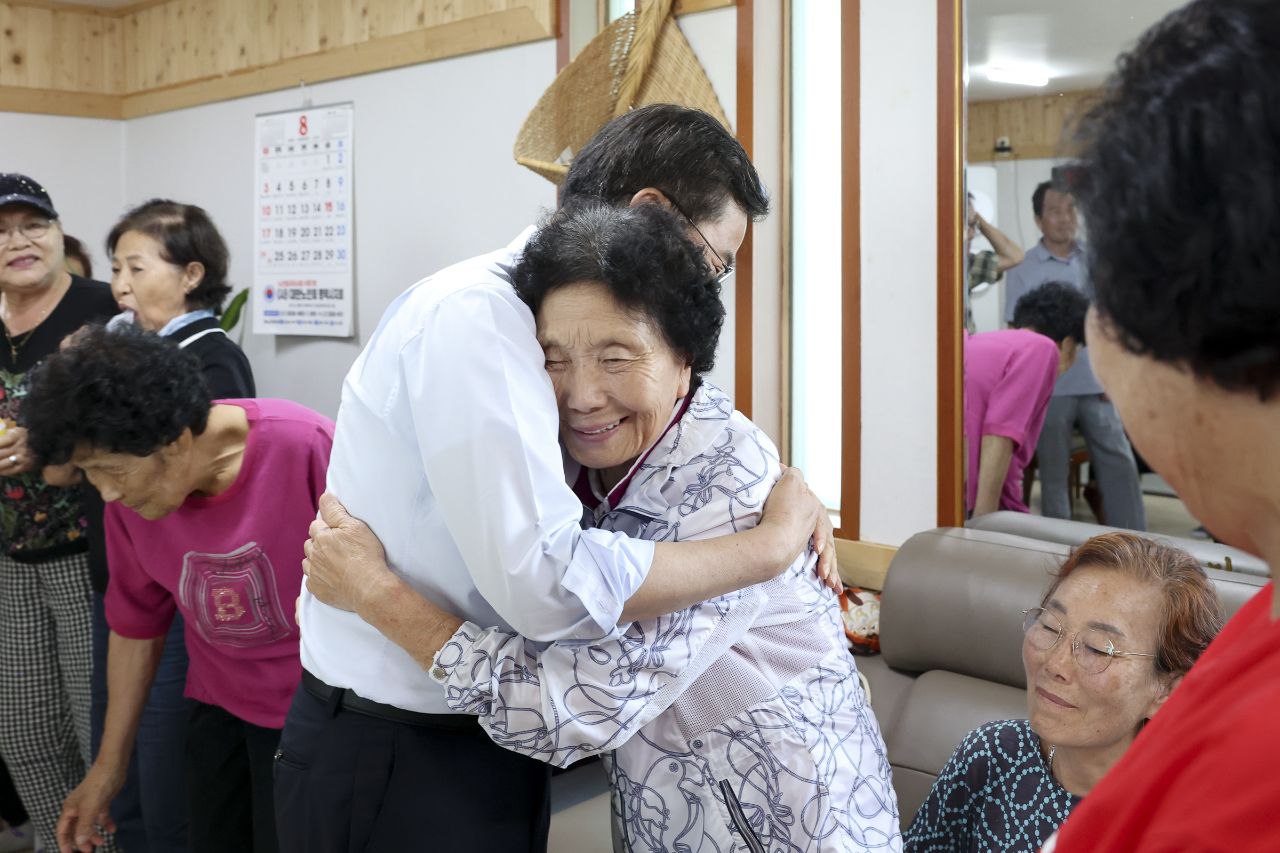 김동연 경기도지사는 포승읍 내기1리 무더위 쉼터를 나서며 일일이 어르신들 손을 잡고, 부둥켜안았다.