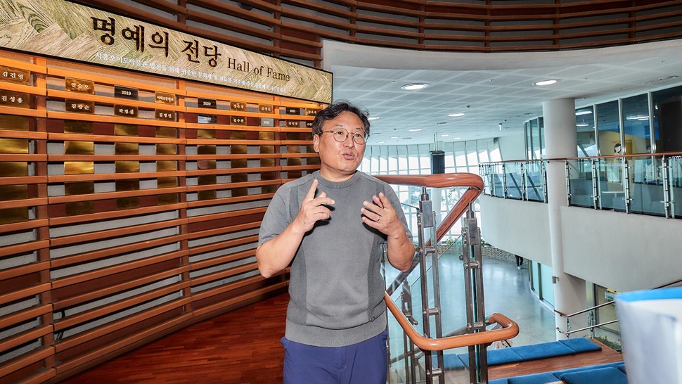시흥오이도박물관 김대홍 관장이 박물관에 관해 설명하고 있다.