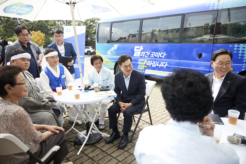 김동연 경기도지사가 ‘양주별산대놀이마당’을 찾아, 청년 이수자 윤동준(29) 씨와 보유자, 전승교육사 등 보존회 관계자들의 의견을 듣고 있다.