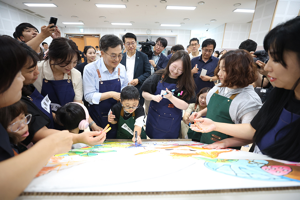 김동연 지사와 도담학교 학생 및 부모들이 정성원 작가의 밑그림(여우)을 함께 채색하고 있다.