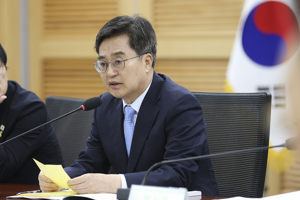 김동연 경기도지사는 이날 토론회에서 “간병 문제는 ‘보이지 않는 손’으로는 해결되지 않는다. ‘따뜻한 손’이 ‘보이지 않는 손’과 함께 작동해야 우리 대한민국이 한편으로는 더 많은 기회를 만들고 더 고른 기회를 만든다고 확신한다”고 말했다.