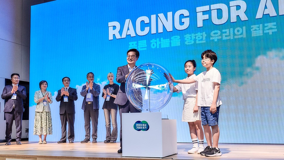 2025 청정대기 국제포럼에서 김동연 경기도지사 미래세대(어린이)와 지구본 세리머니를 하고 있다.