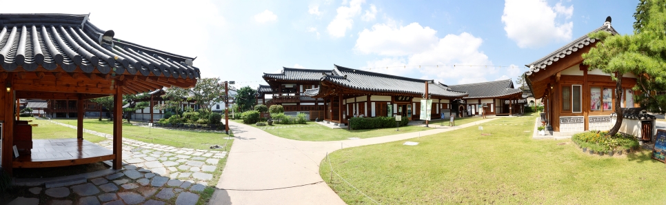 2015년 3월 개관한 수원전통문화관은 전통식생활체험관과 예절교육관 등 전통 시설을 운영하고 있다.