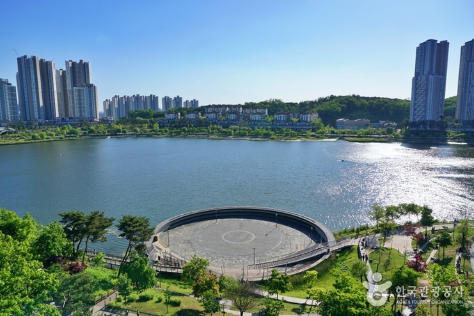 광교호수공원은 광교산과 원천호수, 신대호수의 멋진 자연과 아름다운 수변공간이 자리하고 있는 국내 최대의 도심 속 호수공원이다.