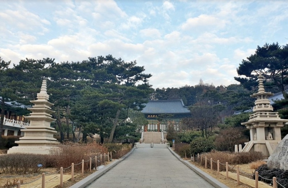 수원 봉녕사는 경기도 수원시 팔달구 광교산에 있는 고려후기 승려 원각국사가 창건한 사찰이다.