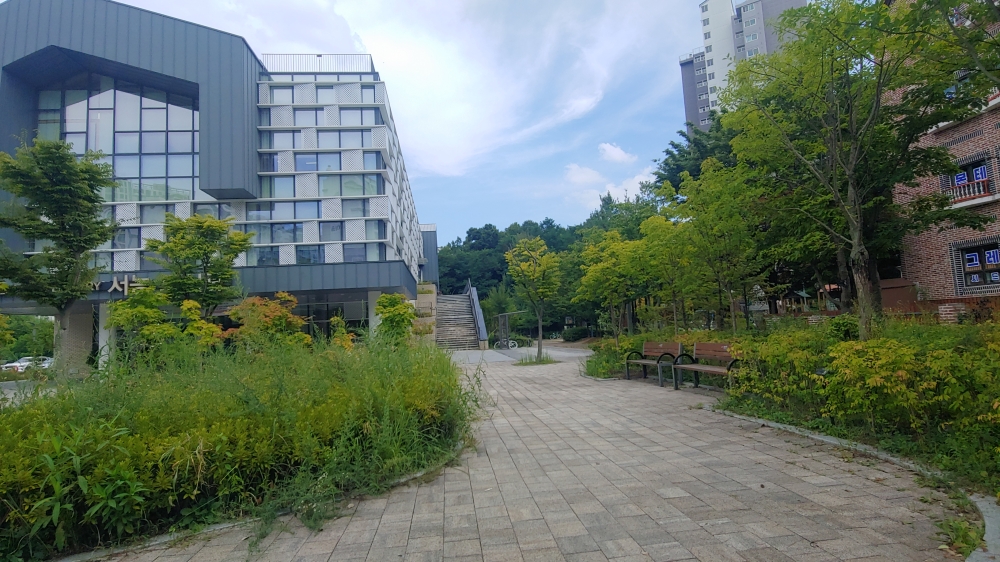 도서관 앞