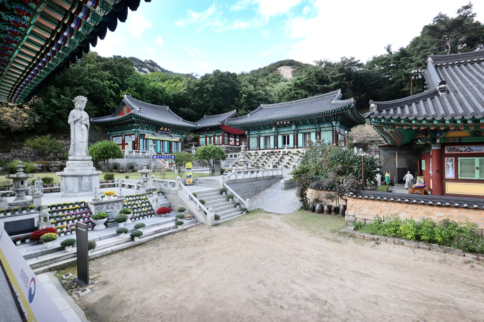 사패산 산중에 위치한 회룡사는 조선을 건국한 태조 이성계와 무학대사, 태종 이방원에 얽힌 전설이 전해지는 사찰이다.