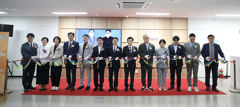 경기도는 15일 오전 의정부시 신흥로에서 김동연 경기도지사, 정동영 통일부장관, 이재강·박지혜 국회의원, 김동근 의정부시장, 조성환 경기도의회 기획재정위원장, 북한이탈주민 등 150여 명이 참석한 가운데 ‘경기권 통일플러스센터’ 개관식을 열었다.