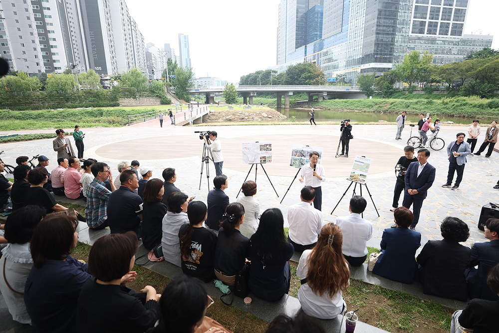 안양천 국가정원 조성예정지를 찾은 김동연 지사는 성공적인 지방정원 조성과 국가정원 승격을 위해 적극 협조하겠다고 약속했다.