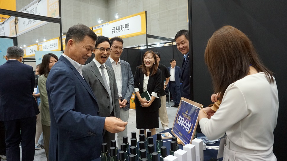 ‘2025 다시 뛰는 경기:소상공인 +5070 일자리박람회’ 개막식을 마친 참석 내빈들이 라운딩을 하고 있다.